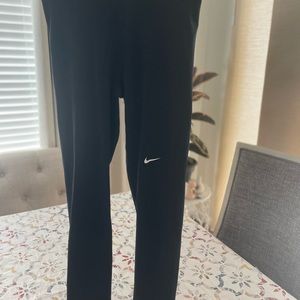 Nike pro, Small